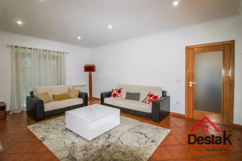 Moradia isolada V3, totalmente equipada e mobilada em Santa Cruz da Trapa