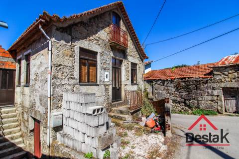 Moradia de Pedra em venda para renovar, em Oliveira de Frades