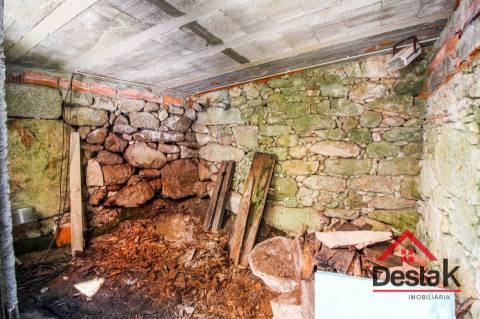 Moradia de Pedra em venda para renovar, em Oliveira de Frades