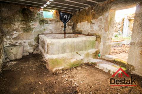 Moradia de Pedra em venda para renovar, em Oliveira de Frades