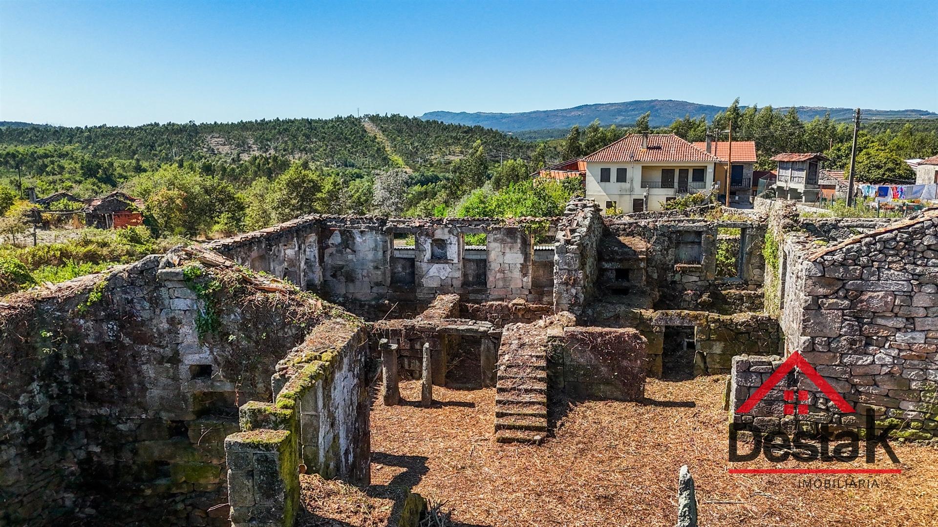 Moradia para Restaurar em Paredes Velhas
