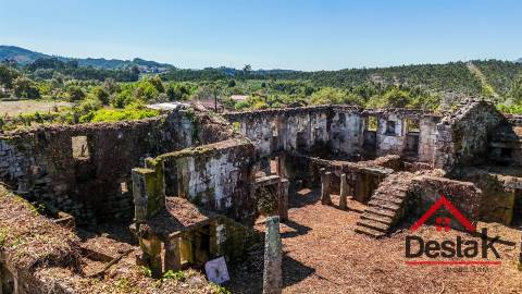 Moradia para Restaurar em Paredes Velhas