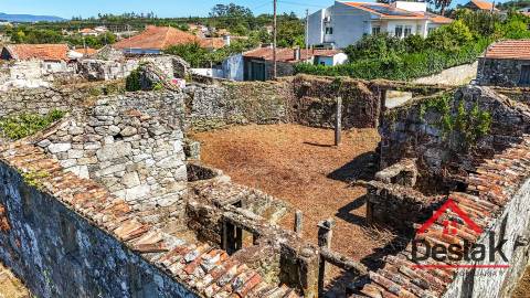 Moradia para Restaurar em Paredes Velhas