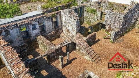 Moradia para Restaurar em Paredes Velhas