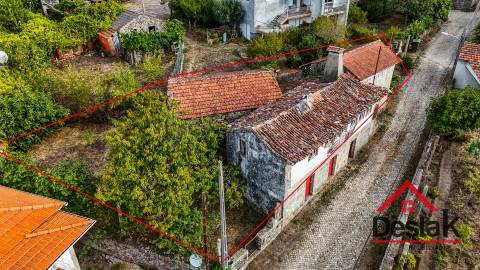 Três moradias robustas de Pedra, em Oliveira de Frades