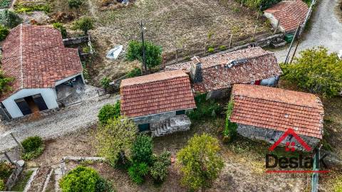 Três moradias robustas de Pedra, em Oliveira de Frades