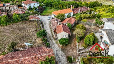 Três moradias robustas de Pedra, em Oliveira de Frades