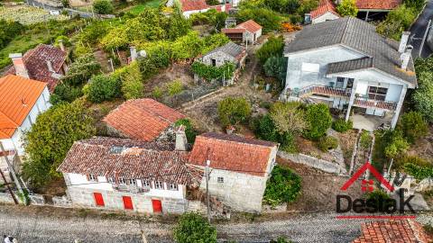 Três moradias robustas de Pedra, em Oliveira de Frades
