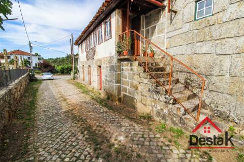 Três moradias robustas de Pedra, em Oliveira de Frades