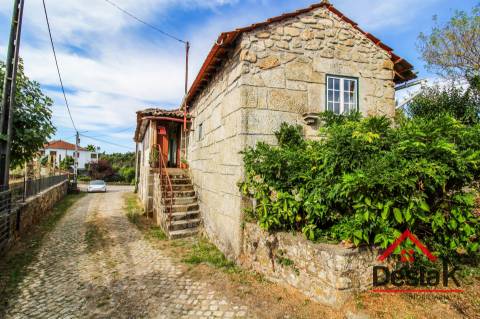 Três moradias robustas de Pedra, em Oliveira de Frades