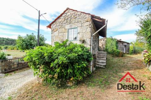 Três moradias robustas de Pedra, em Oliveira de Frades