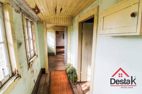 Três moradias robustas de Pedra, em Oliveira de Frades