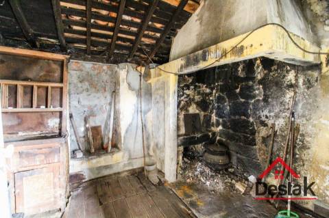 Três moradias robustas de Pedra, em Oliveira de Frades