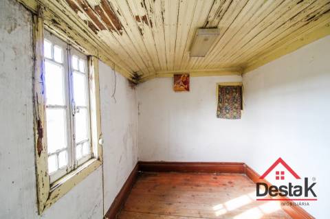 Três moradias robustas de Pedra, em Oliveira de Frades