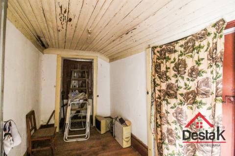 Três moradias robustas de Pedra, em Oliveira de Frades