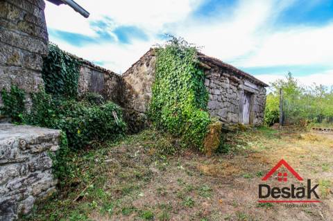 Três moradias robustas de Pedra, em Oliveira de Frades