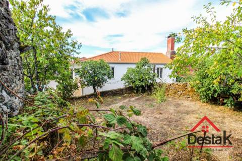 Três moradias robustas de Pedra, em Oliveira de Frades