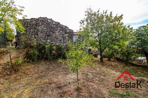 Três moradias robustas de Pedra, em Oliveira de Frades