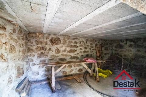 Três moradias robustas de Pedra, em Oliveira de Frades