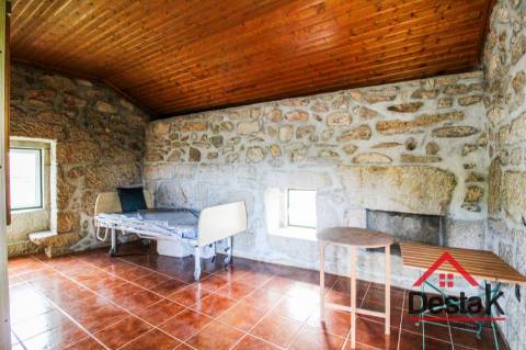 Três moradias robustas de Pedra, em Oliveira de Frades