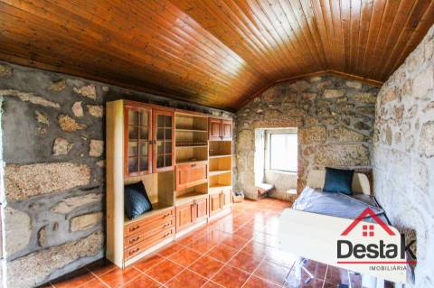 Três moradias robustas de Pedra, em Oliveira de Frades