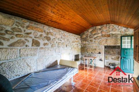 Três moradias robustas de Pedra, em Oliveira de Frades