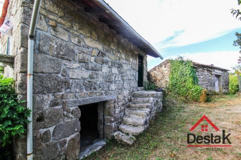 Três moradias robustas de Pedra, em Oliveira de Frades