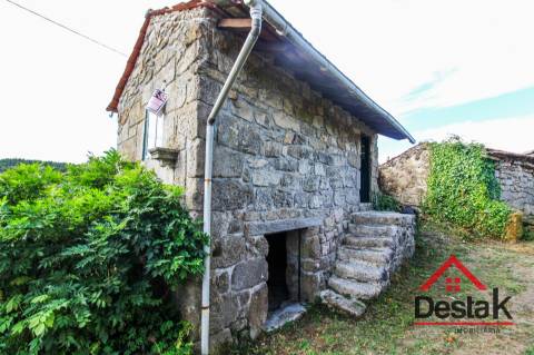 Três moradias robustas de Pedra, em Oliveira de Frades