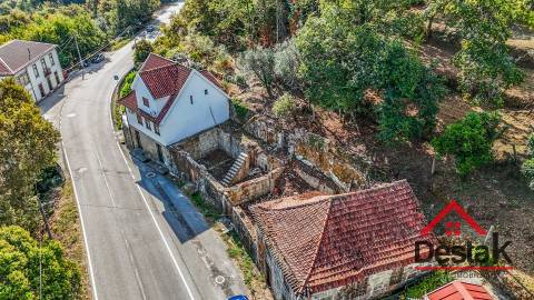 Propriedade com duas moradias em pedra e terreno para venda em Vilar, São Pedro do Sul