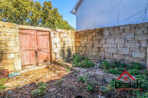 Propriedade com duas moradias em pedra e terreno para venda em Vilar, São Pedro do Sul