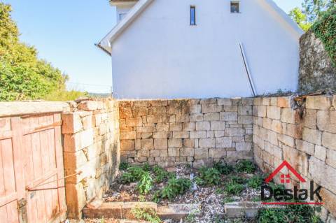 Propriedade com duas moradias em pedra e terreno para venda em Vilar, São Pedro do Sul