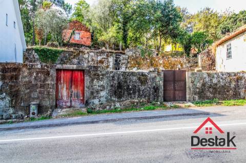 Propriedade com duas moradias em pedra e terreno para venda em Vilar, São Pedro do Sul