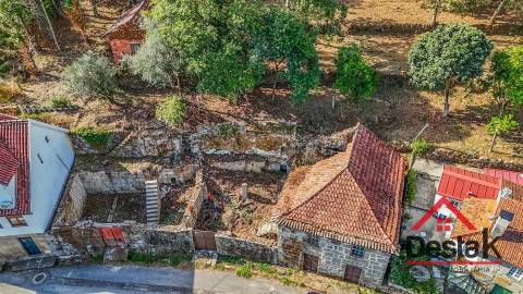 Propriedade com duas moradias em pedra e terreno para venda em Vilar, São Pedro do Sul