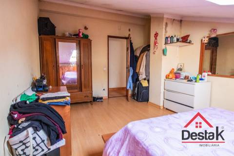 Arrumos transformados em T4, no coração de São Pedro