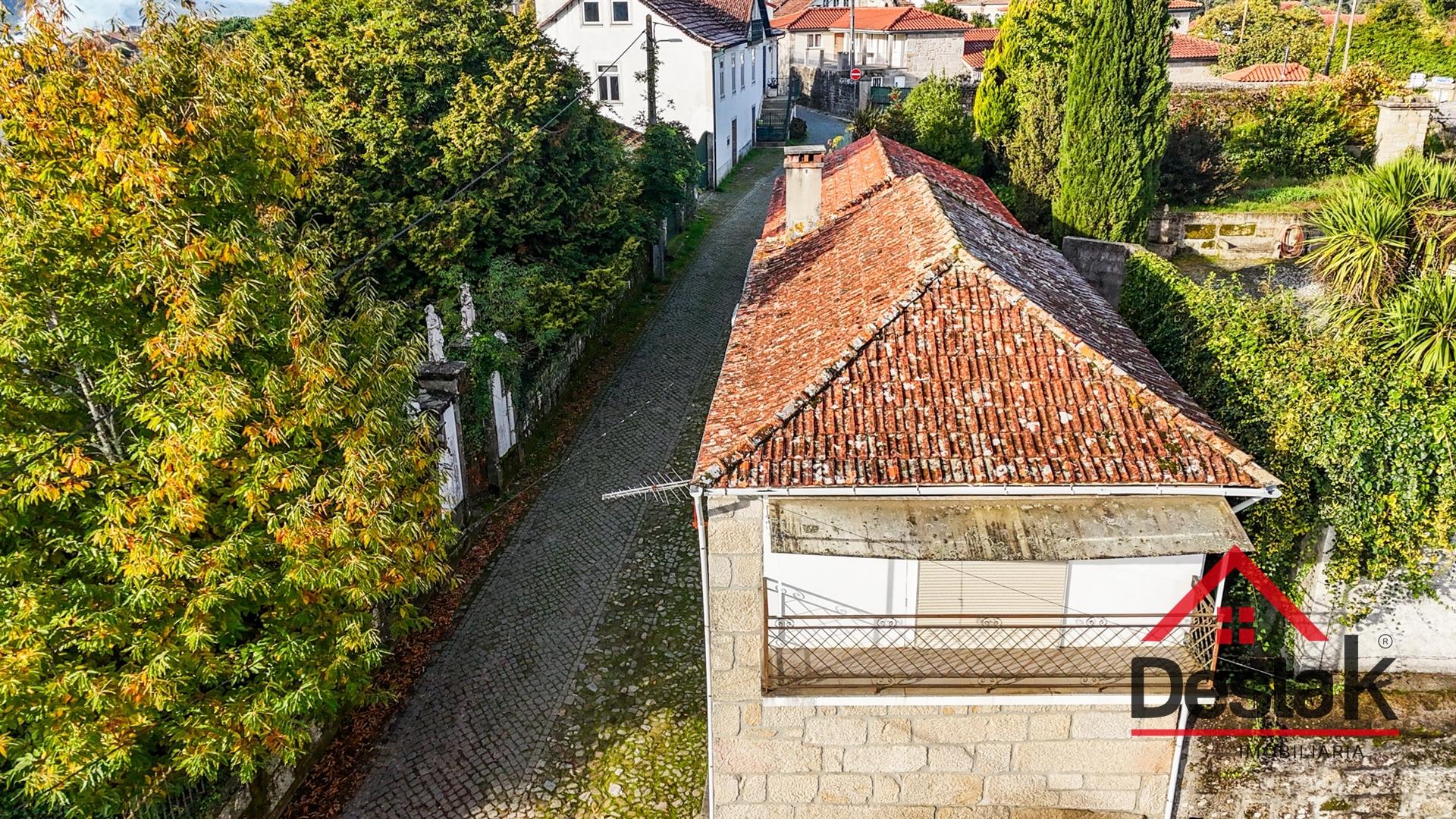 Fantástica moradia de Pedra, no Centro de Santa Cruz da Trapa
