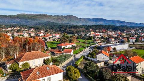 Fantástica moradia de Pedra, no Centro de Santa Cruz da Trapa