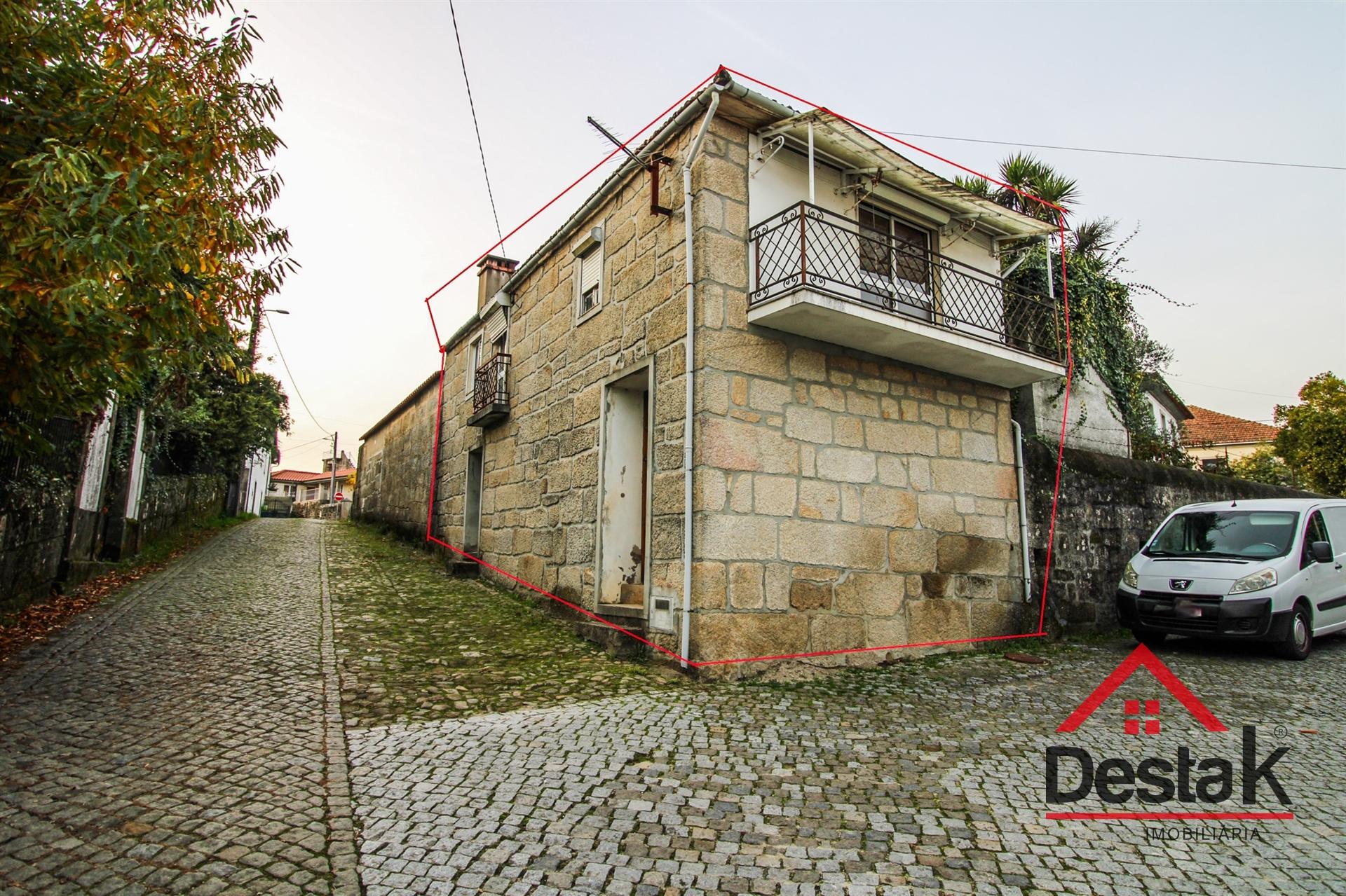 Fantástica moradia de Pedra, no Centro de Santa Cruz da Trapa