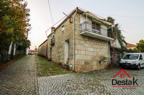 Fantástica moradia de Pedra, no Centro de Santa Cruz da Trapa