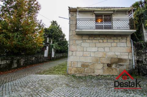 Fantástica moradia de Pedra, no Centro de Santa Cruz da Trapa