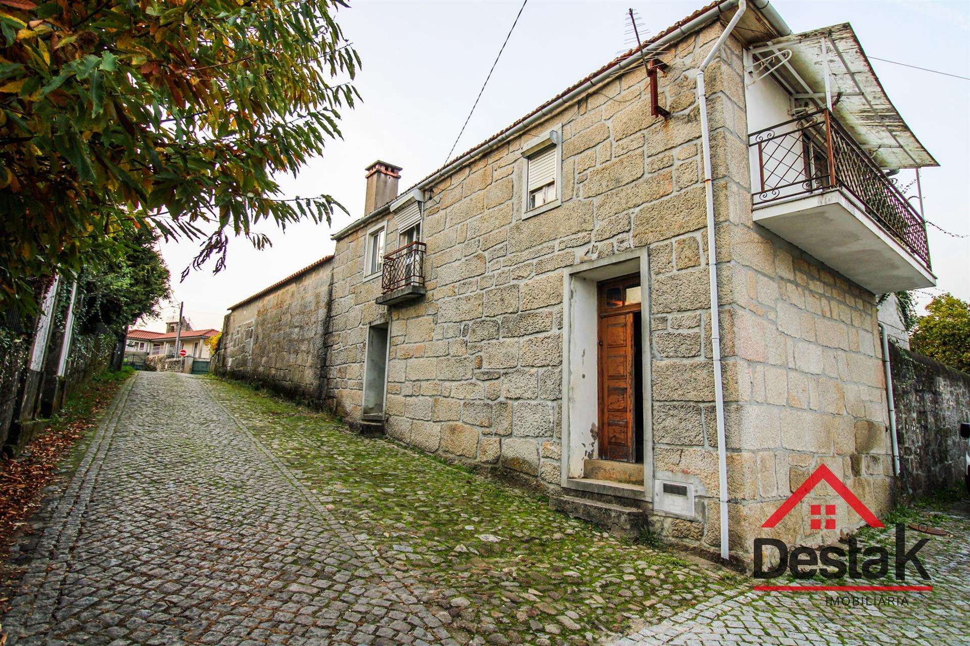 Fantástica moradia de Pedra, no Centro de Santa Cruz da Trapa