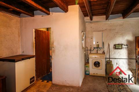 Fantástica moradia de Pedra, no Centro de Santa Cruz da Trapa