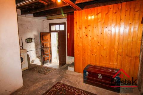 Fantástica moradia de Pedra, no Centro de Santa Cruz da Trapa