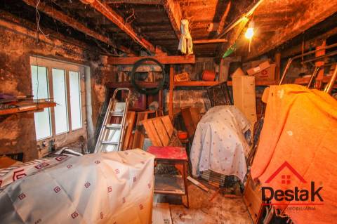 Fantástica moradia de Pedra, no Centro de Santa Cruz da Trapa