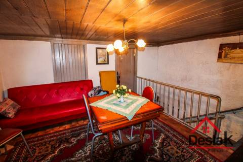 Fantástica moradia de Pedra, no Centro de Santa Cruz da Trapa