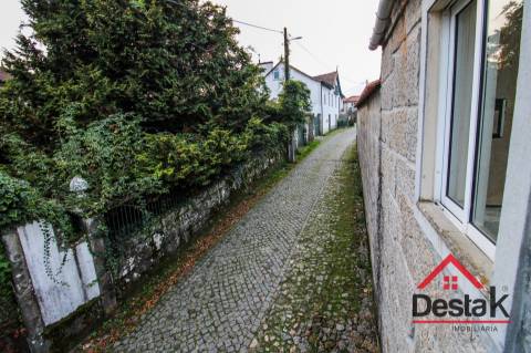 Fantástica moradia de Pedra, no Centro de Santa Cruz da Trapa