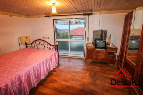 Fantástica moradia de Pedra, no Centro de Santa Cruz da Trapa