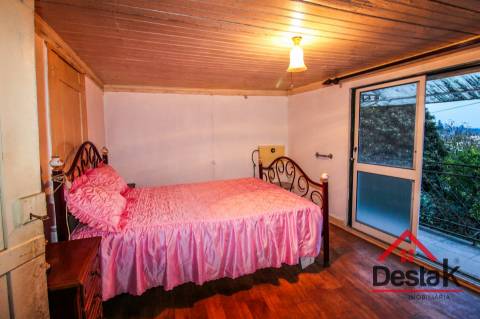 Fantástica moradia de Pedra, no Centro de Santa Cruz da Trapa