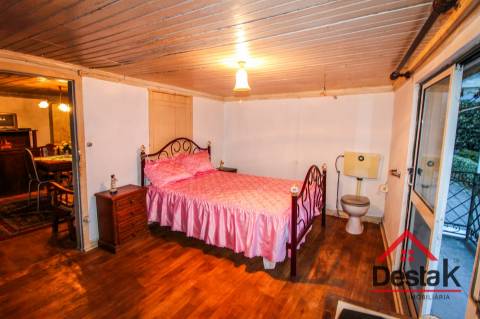 Fantástica moradia de Pedra, no Centro de Santa Cruz da Trapa