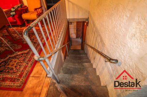 Fantástica moradia de Pedra, no Centro de Santa Cruz da Trapa