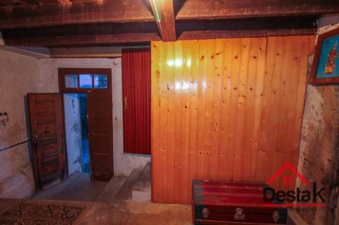 Fantástica moradia de Pedra, no Centro de Santa Cruz da Trapa